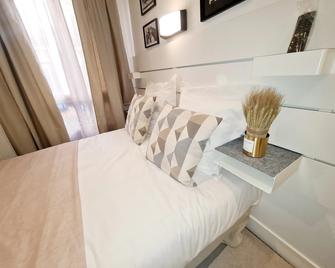 Hotel le 23 - Clichy - Bedroom
