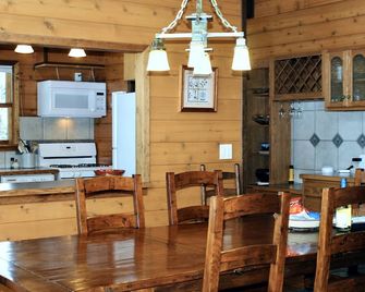Magical Cabin below the Sangre de Cristos with Starlink - Westcliffe - Dining room