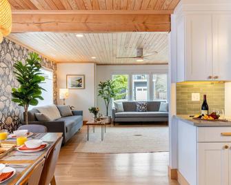 Grey Oak by AvantStay Coastal Charm Near Beach Golf - Seaside - Living room