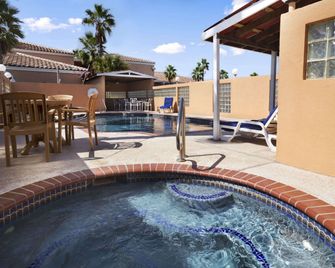 Super 8 by Wyndham South Padre Island - סאות' פאדרה איילנד - בריכה