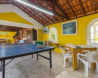 Piscina, jardim, área gourmet e vista arborizada - Guararema