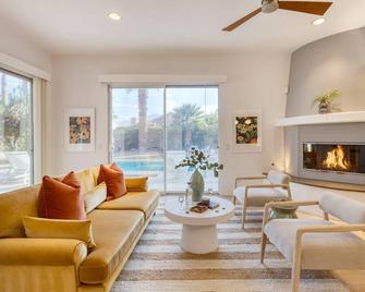 Painted Sand by AvantStayLuxe Design in Coachella - Bermuda Dunes - Living room