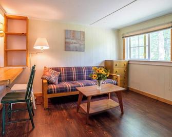 1-Bedroom Cottage #1 - White Pine - Gravenhurst - Living room