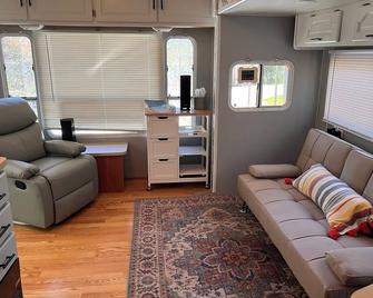 Lake Hartwell- Glamping - Turtle Cove - Westminster - Living room