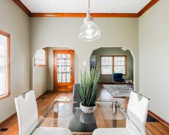 Downtown Bungalow | Fully Updated | Best Kc Views - Kansas City - Dining room