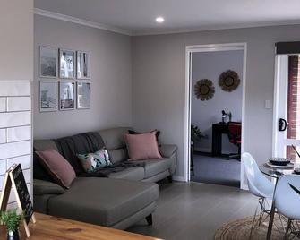 Charming 3 bedroom home in the heart of Gisborne near sunbury macedon - Gisborne