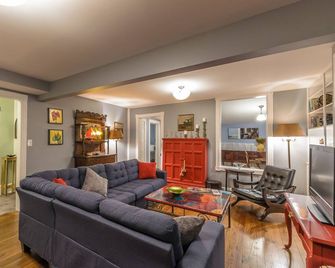 Welcome to White Point Manor - Colonial Beach - Living room