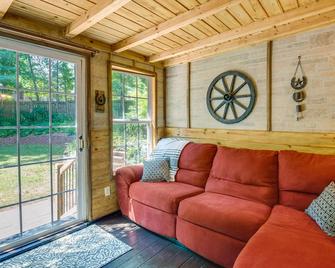 Charming Temple Home: Sunroom & Private Backyard! - Temple - Living room