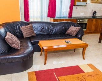 Ötösfogat Panzió - Siófok - Living room