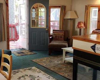 Amazing Cabin directly on Higgins Lake w/Private Boat Mooring Onsite! - Roscommon - Sala de estar