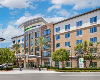 Holiday Inn Express & Suites Anaheim Resort Area By IHG - Anaheim - Edificio