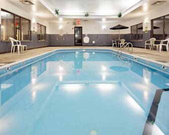 Holiday Inn Express & Suites Lancaster - Lancaster - Zwembad