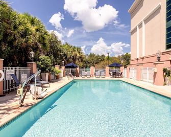 Holiday Inn Express & Suites Bradenton East-Lakewood Ranch - בריידנטון - בריכה