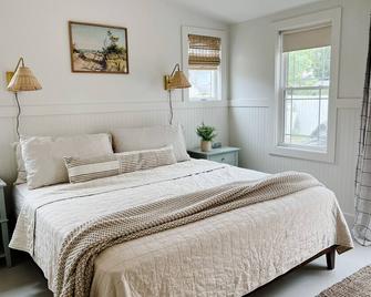Summer Camp Tiny Cottage - Perfect for a couples/friends retreat & small fams! - Cape Charles - Bedroom