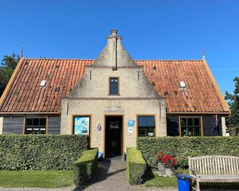Chalet in Wiringherlant with Garden Terrace - Hippolytushoef - Building