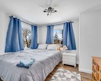 Lakefront Retreat in Orono Maine - Orono - Bedroom