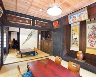 Nerome01 Okinawan Traditional House in Yambaruvs - Ogimi - Comedor