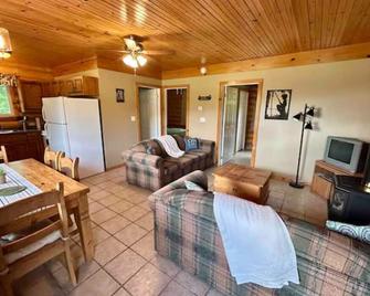 Lakefront Cabin #5 - 4 Season - Sleeps 7 - Sundridge - Living room