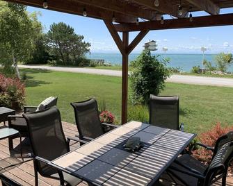 Lake House on Lake Erie with Private Beach - Cayuga - Patio