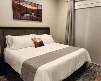 Private Home-2 Bed/2 Bath -Hot Tub / Near Zion Np - Hurricane - Habitación