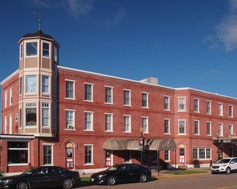 Ah #11 · Ah #11 Queen Suite W/Tub/Shower - Wabasha - Building