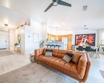 Stonecliff Escape Sum - Page - Living room