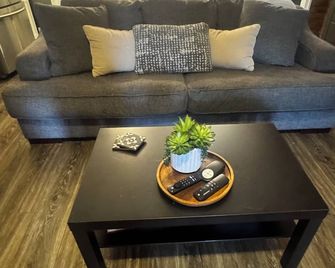 Historic Downtown Loft in Cartersville - Cartersville - Wohnzimmer