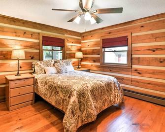 Black Mountain Cabin with Screened Porch and Views! - Black Mountain - Bedroom