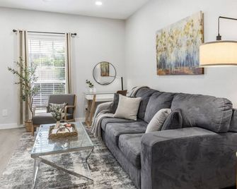 Lotus: 1 Bedroom Apt, 4 minute walk to A&M - College Station - Living room