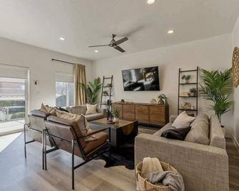 Private Hot Tub Near Snow Canyon State Park - Saint George - Living room