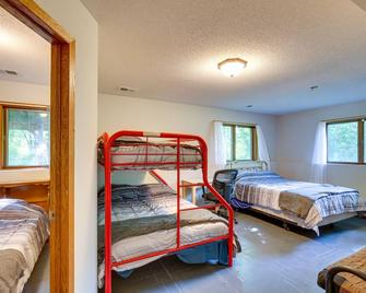 Faribault Home w/ Deck Near Cedar Lake Boat Ramp! - Faribault - Slaapkamer