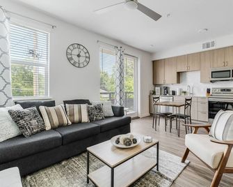 Downtown Modern Bungalow - Dallas - Living room