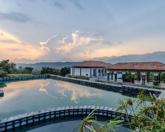 Maayaa Hillside Resorts - Kottathara - Piscina