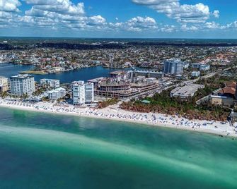 Inviting Pool Access and Chic Design - Stylish Coastal Retreat - Bonita Springs - Ranta