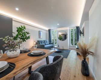 Pretty 2-room apartment – ​​Heart of the city – A/C - Niza - Comedor