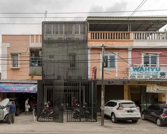 RedDoorz near Alun Alun Kota Serang - Serang City