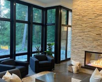 Modern River Getaway\n - Hudson - Wohnzimmer