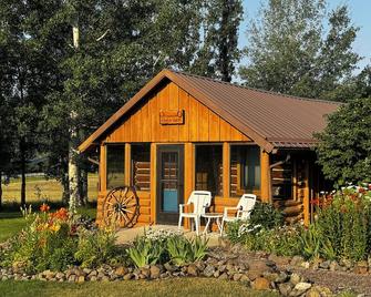 Cowboy Cabin Getaway - Helena - Patio