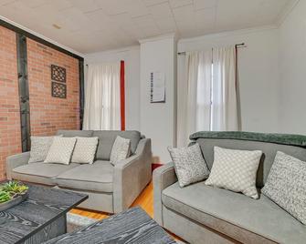 Less Than 1 Mi to Rivers Casino Downtown Schenectady Apt - Schenectady - Living room