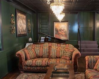 Rest & Reignite At The Pulpit House -See Video-King Bed - Whole Building Private - Hagaman - Living room
