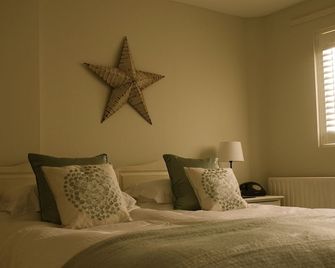 The Beach House - צ'יצ'סטר - חדר שינה