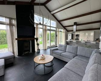 Groot vakantiehuis nabij Amsterdam inclusief jacuzzi - Zeewolde - Living room