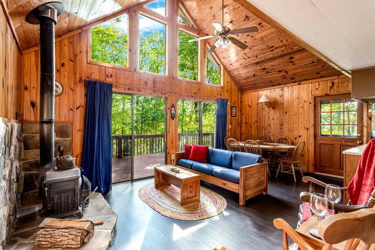 Mountain cabin w hot tub & deck