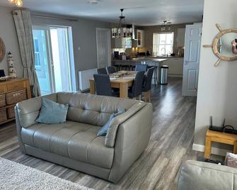 Findochty Beach House - Private Garden-beachfront - Buckie - Living room