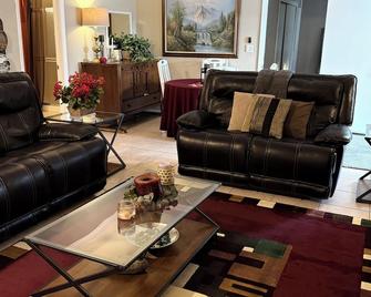 Beautiful Guest Cottage within close proximity to Baseball and Restaurants - Glendale - Living room