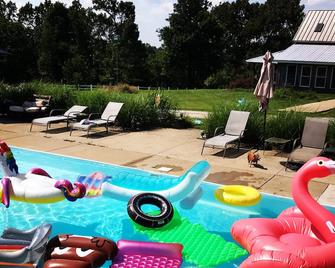 Pet-Friendly Log Cabin with an Outdoor Pool near Crofton, Kentucky - Crofton - Pool