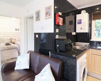 Dexter's Lodge - Ilfracombe - Kitchen