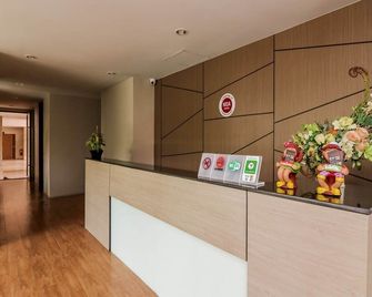 Nida Rooms Plubpla Bangkapi 591 - Bangkok - Front desk