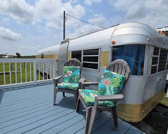 Waterfront Escape - Margie 1974 Silver Streak - Port Lavaca - Балкон