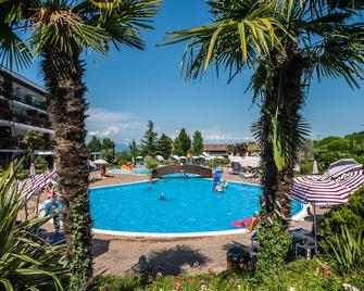 貝拉意大利酒店 - 佩斯基耶拉戴爾加達 - 佩斯基耶拉德加達 - 游泳池